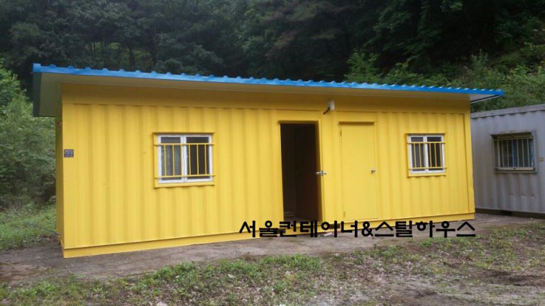   파란색 골지붕판넬 과 겨자색 포인트 3m9m컨테이너