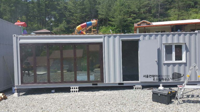   폴딩도어 시공한 3m*9m 컨테이너 