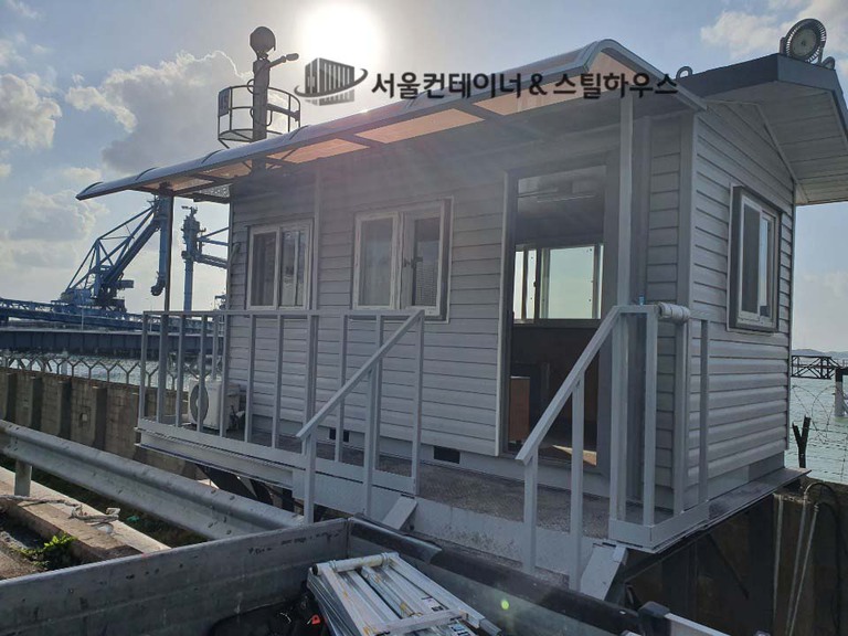  충남 보령 화력발전소로 자리를 옮긴 이동식주택 2동, 넥산, 발코니 작업 완료