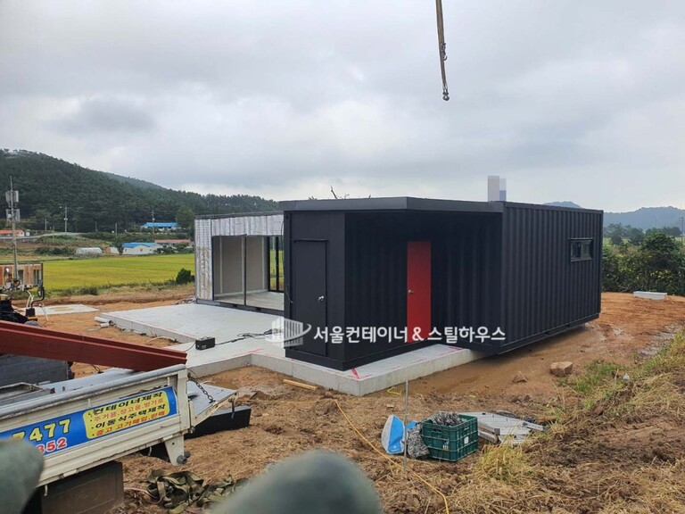 태안 컨테이너 주택 출고 및 하차 이동 사진입니다. 양평 여주 이천 컨테이너 주택, 서울컨테이너로 문의주세요