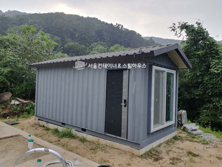 양평 양동면 컨테이너 출고, 삼각지붕이 있는 빈깡통컨테이너입니다.